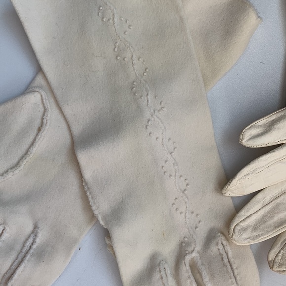 Vintage ladies gloves. Circa 1940s to 1960s. Small to extra small. - Picture 2 of 3